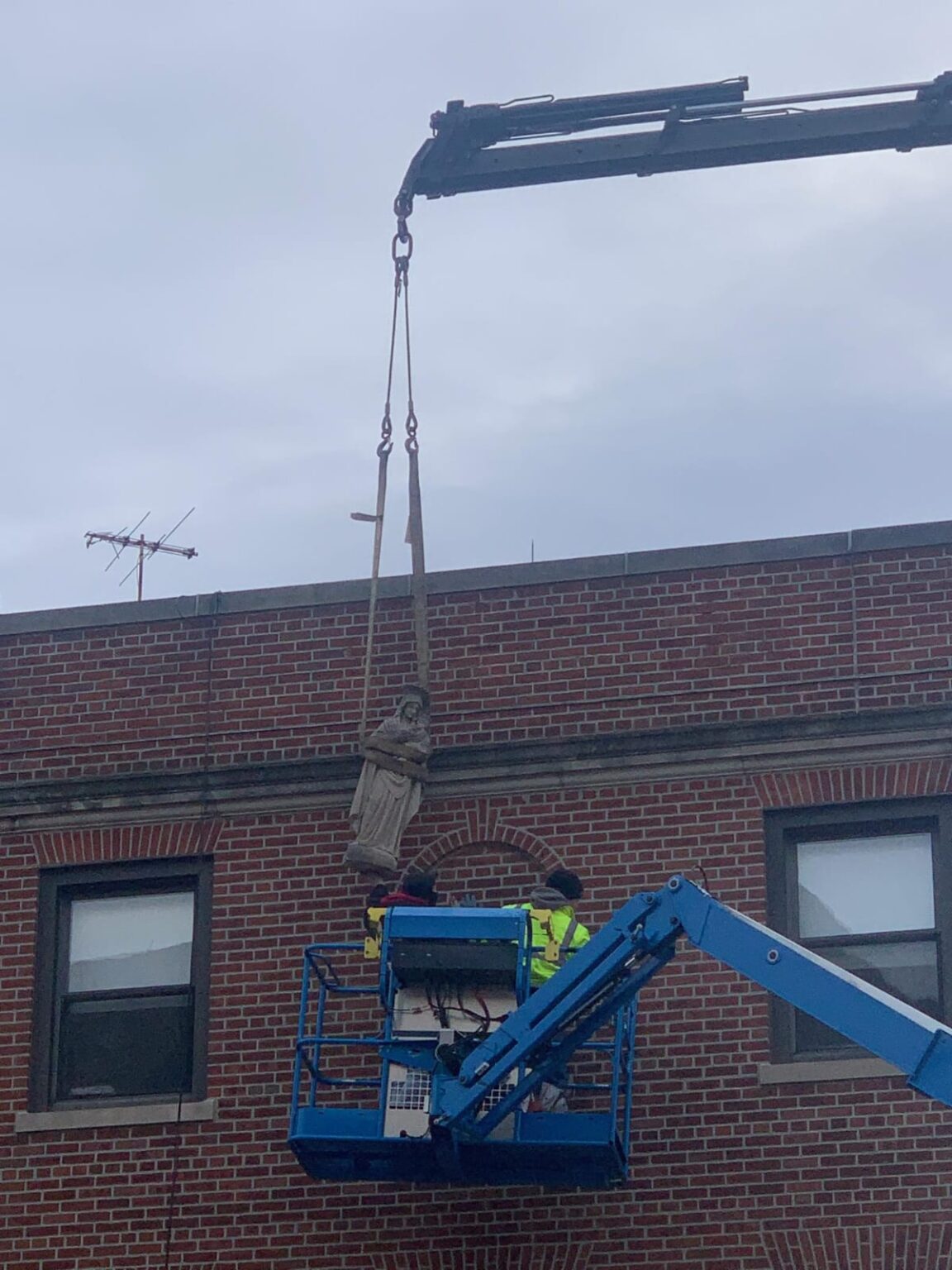 Statues Do No Move Themselves United Crane and Rigging